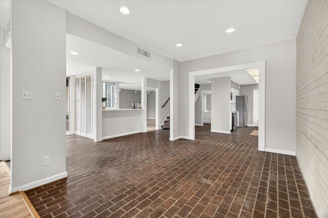 Building Photo - 147 Valley Dr