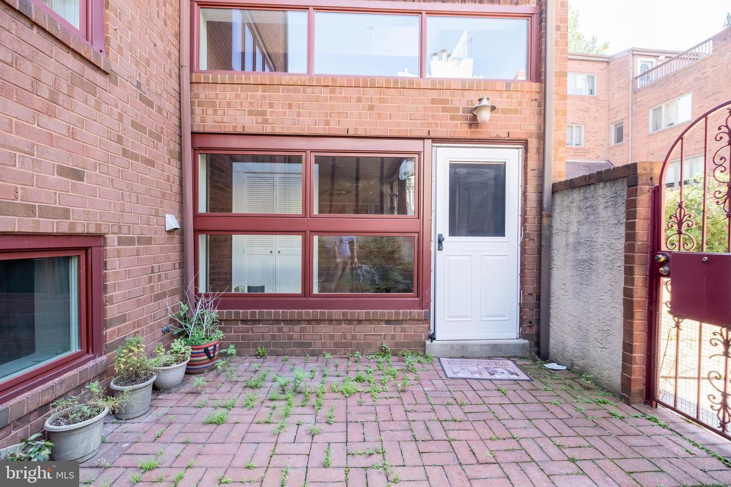 Building Photo - 129 Catharine St