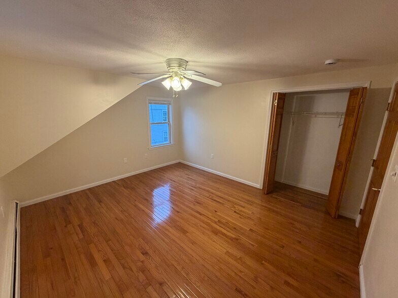 Building Photo - 67 Oak St