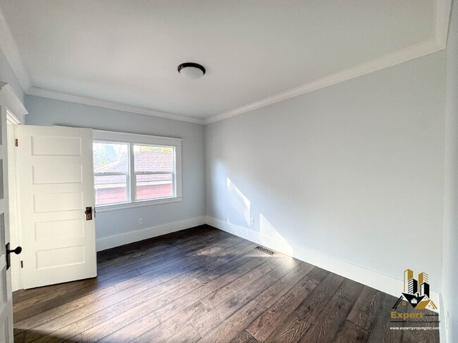 Building Photo - 400 Pleasant St