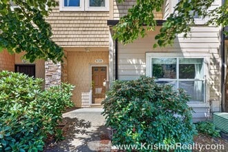 Building Photo - Charming 3 BD 2 BA Townhome Located in Hillsboro's Briarcreek Community | Recently Updated! | Mai...