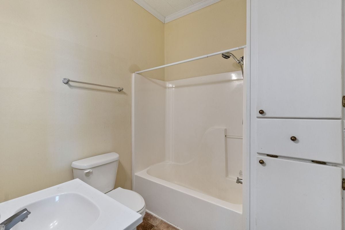 Building Photo - 2 W Lakeview Dr