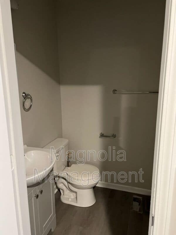 Building Photo - 214 Walnut St