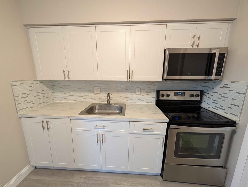 Building Photo - 2300 Douglas St