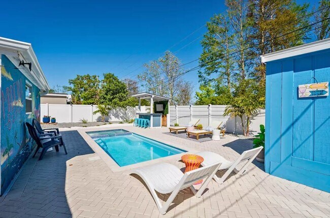 Building Photo - Utilities Included - (DECEMBER ONLY) Furni...