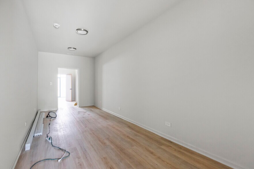 Building Photo - 3121 N California Ave