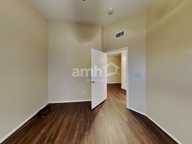 Building Photo - 9915 E Paseo Juan Tabo