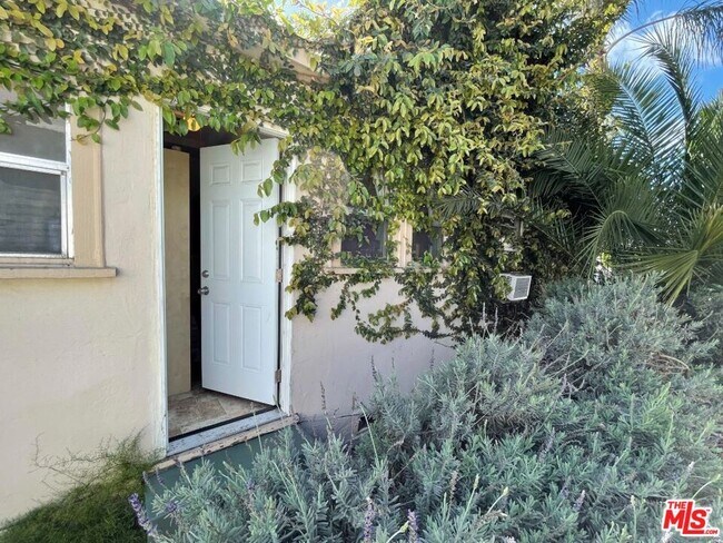 Building Photo - 1320 N Harvard Blvd