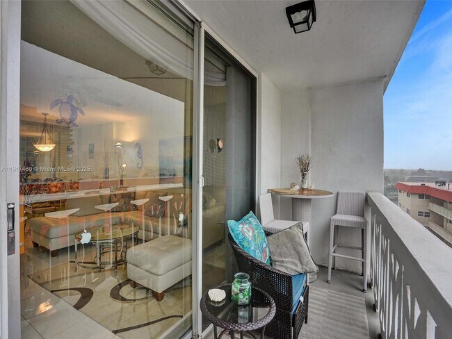 Building Photo - 3113 S Ocean Dr
