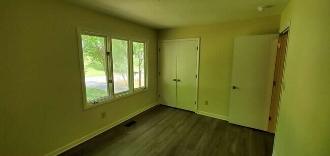Building Photo - 4 Bedroom 3 Bathroom House