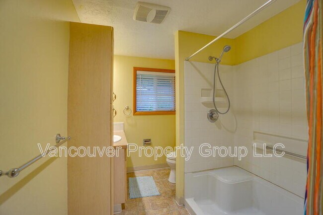 Building Photo - 403 NE 123rd Ave