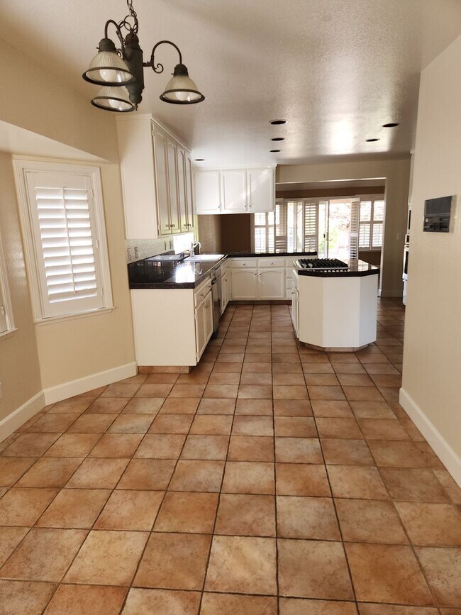 Building Photo - Lovely 4 bedrooms, 3 bathrooms in Windsor