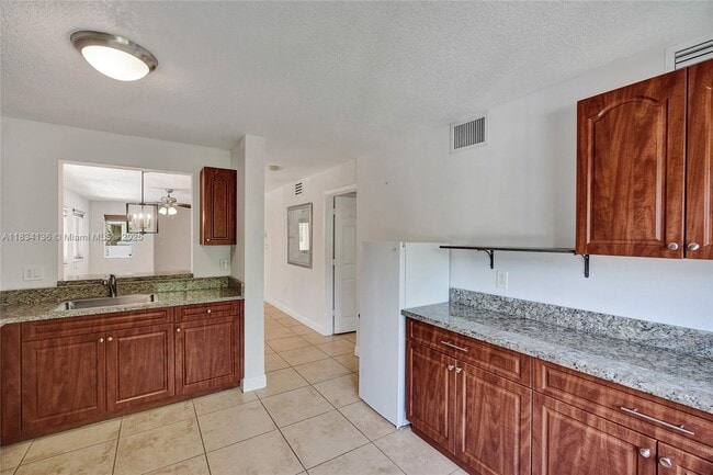 Building Photo - 6235 SW 47th Manor