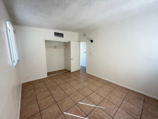 Building Photo - 2 bedroom