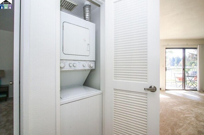 Building Photo - 39455 Albany Common