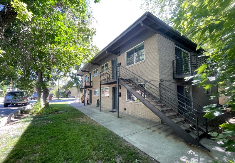 Building Photo - 831 E Stratford Ave