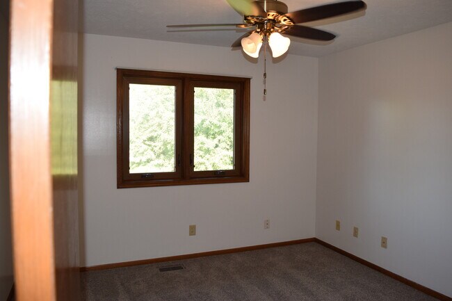 Building Photo - 2210 Skyline Dr
