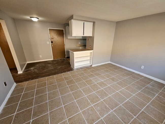 Building Photo - 1885 N Taylor Rd