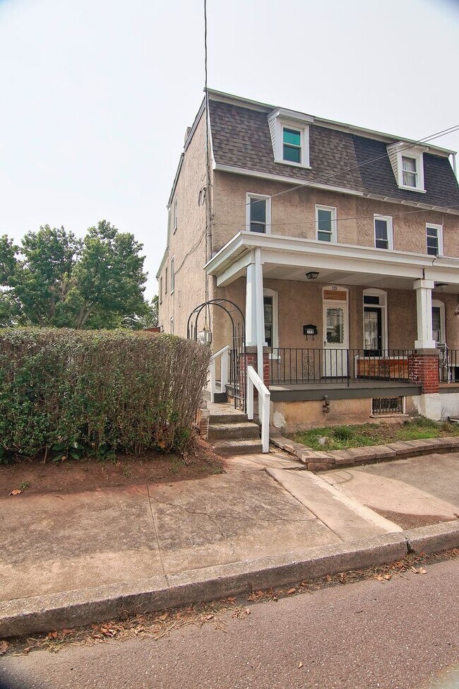 Building Photo - Spacious 4/5 Bedroom Home for Rent - Available Now!