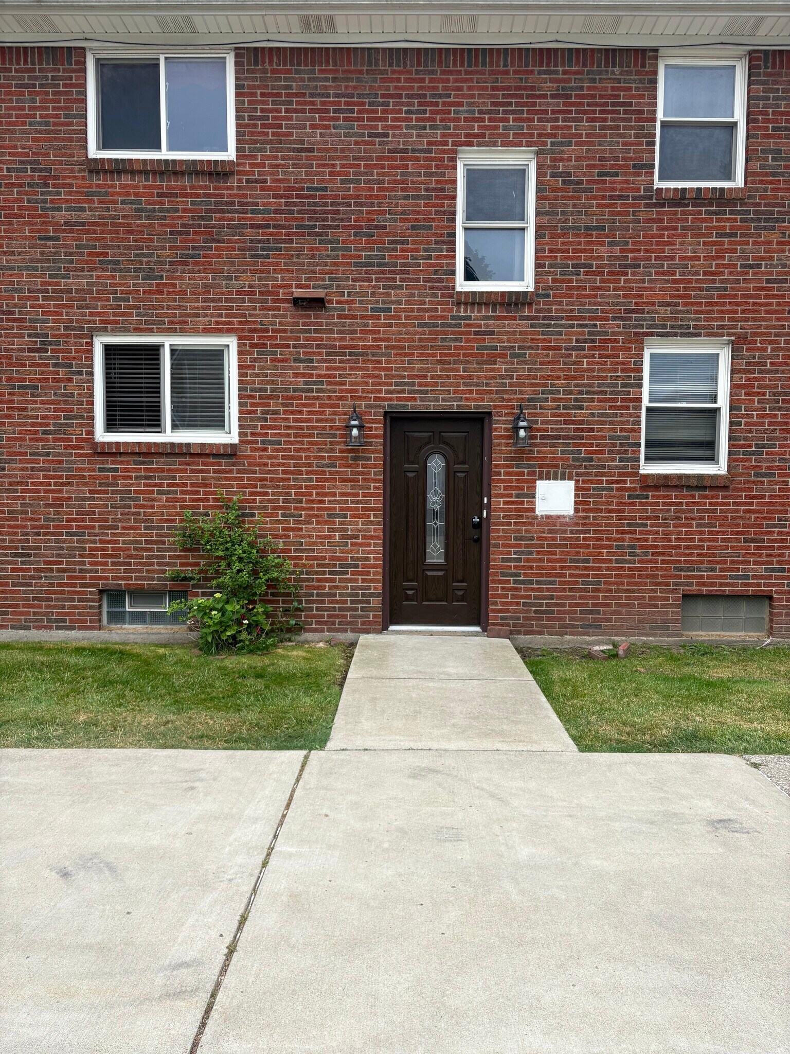 Building Photo - 49 S Youngs Rd