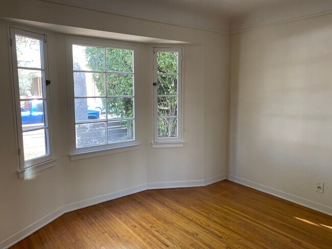 Building Photo - 3781 Greenwood Ave