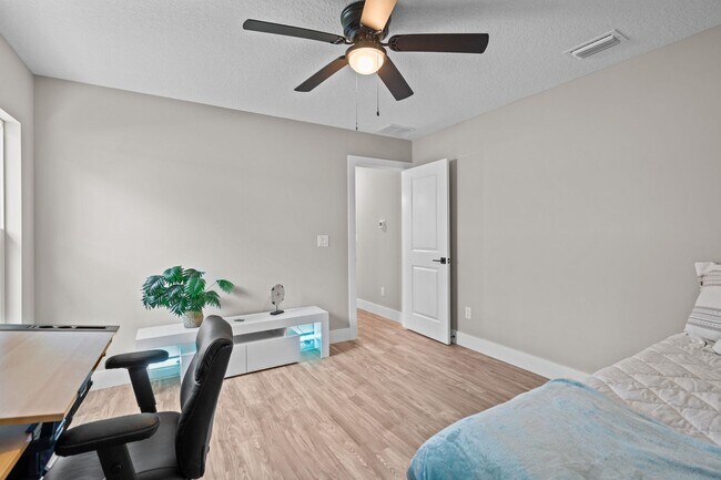 Building Photo - 816 W 9th St