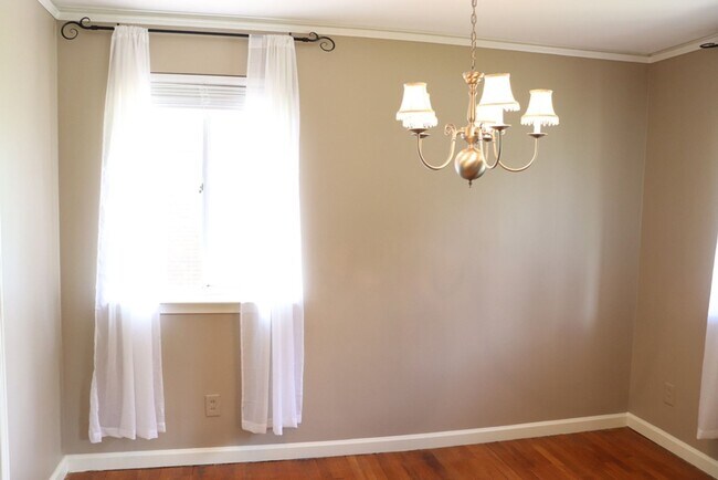Building Photo - Irresistible 3-bedroom will leave you deli...