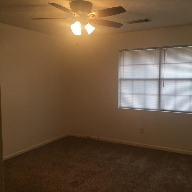 Building Photo - 205 Meadowbrook Ct