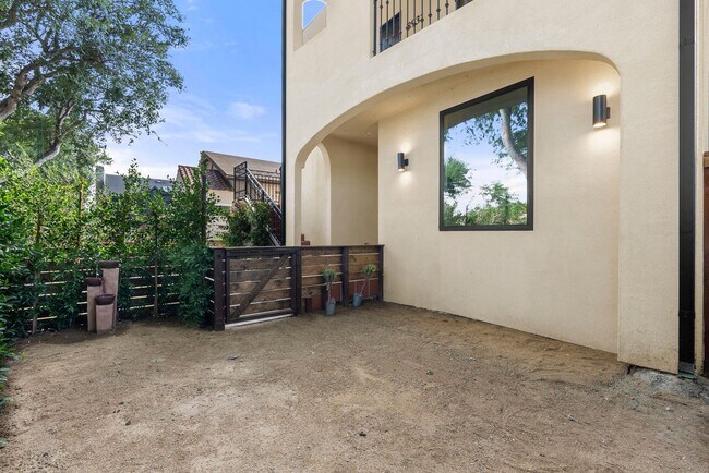 Building Photo - Stunning brand new construction, modern lu...