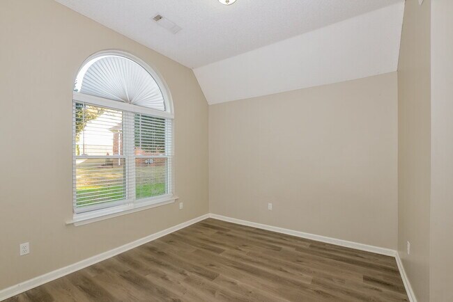 Building Photo - 2827 Fletcher View Dr