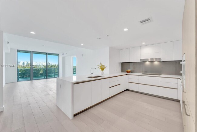 Building Photo - 9221 E Bay Harbor Dr