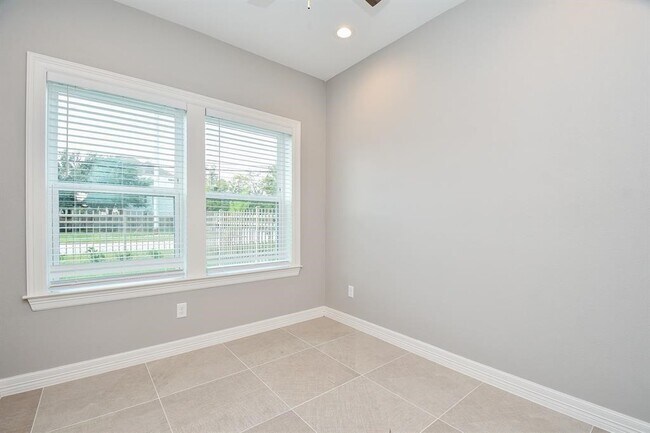 Building Photo - 5262 Ella Blvd