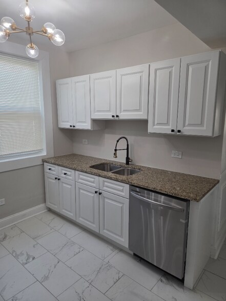 Building Photo - 1048 W Marquette Rd