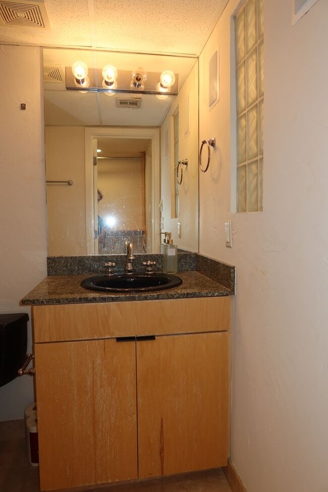 Building Photo - Downtown Studio / Home Office / All Bills ...