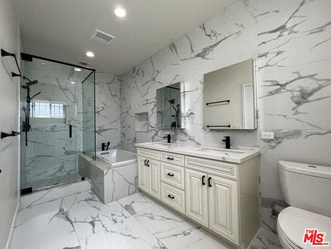 Building Photo - 5019 W Maplewood Ave