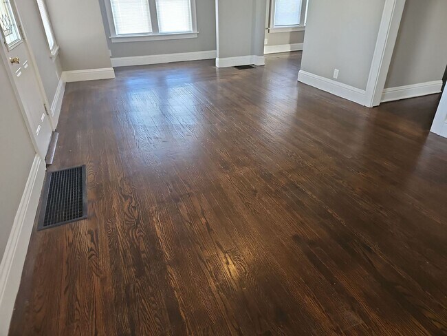 Building Photo - **$1000 Deposit Special** 4539 Mayhew Ave ...