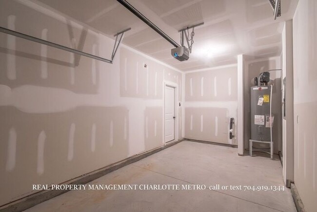 Building Photo - Modern Brand-New Built 3BR Townhome Near Uptown