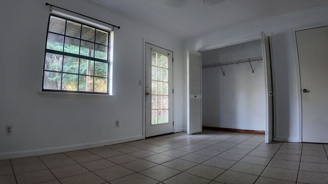 Building Photo - Freshly Remodeled 3 BR 2 BA Townhome Located Minutes From Doak Campbell Stadium!