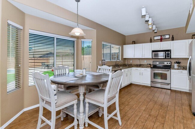 Building Photo - 11155 E Laurel Ln