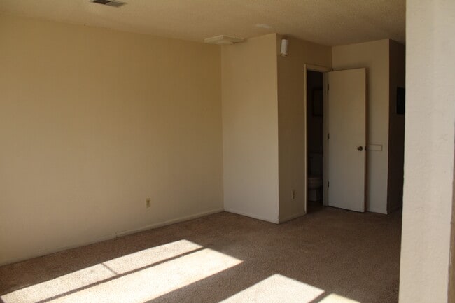 Building Photo - 2435 East Ave