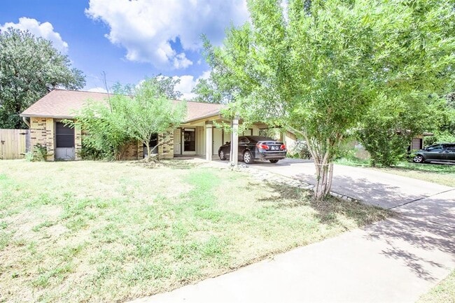 Building Photo - 2409 Berkett Dr
