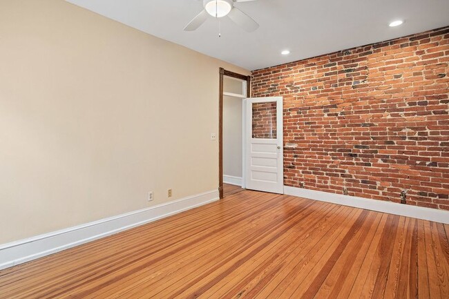 Building Photo - Beautiful Two Bedroom + Den on Biltmore St...