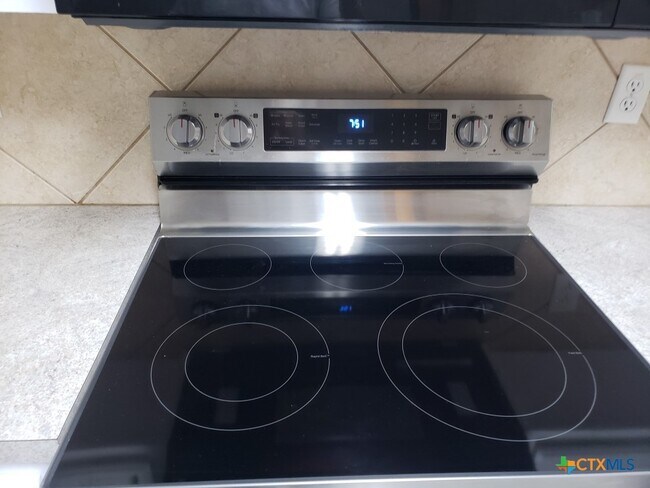 Building Photo - 1121 Dixon Cir