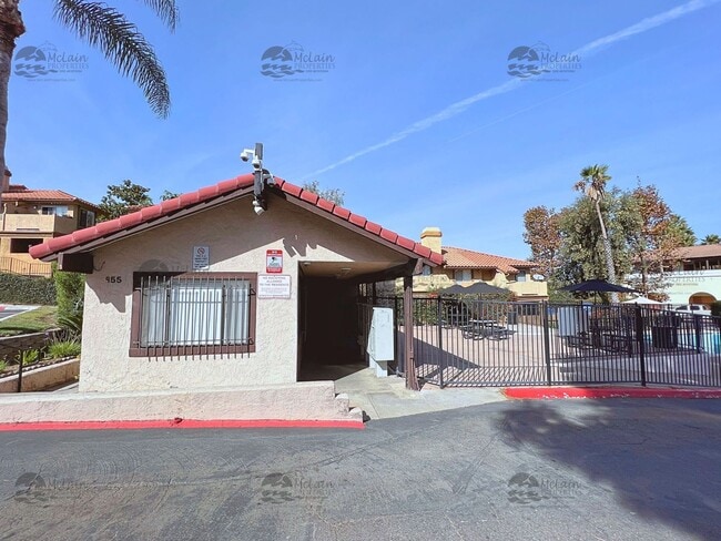 Building Photo - 3 Bed/2 Bath Two Story Townhome in Gated Community