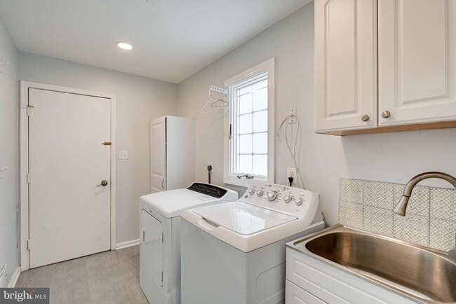 Building Photo - 12127 Holly Knoll Cir