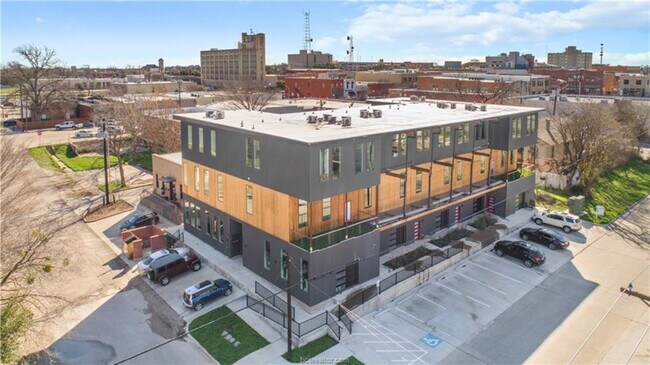 Building Photo - 305 N Parker Ave