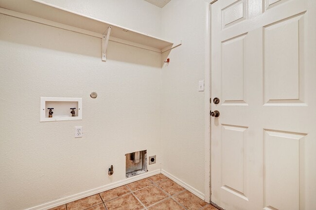 Building Photo - Oso Park Condo  3 Bedroom 2 !/2 Bath