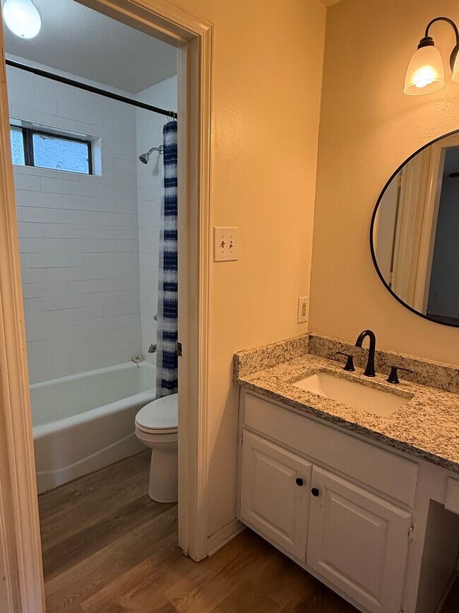 Building Photo - 3 Bedroom in Hallsville