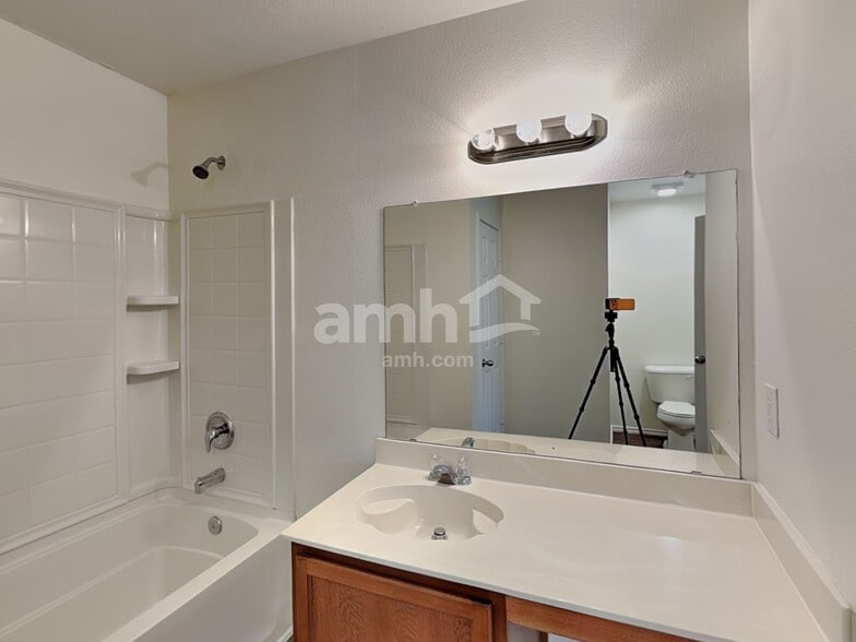 Building Photo - 811 Wild Prairie Dr