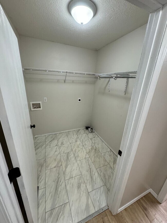 Building Photo - 3 bed, 2 bath, 2 car garage.